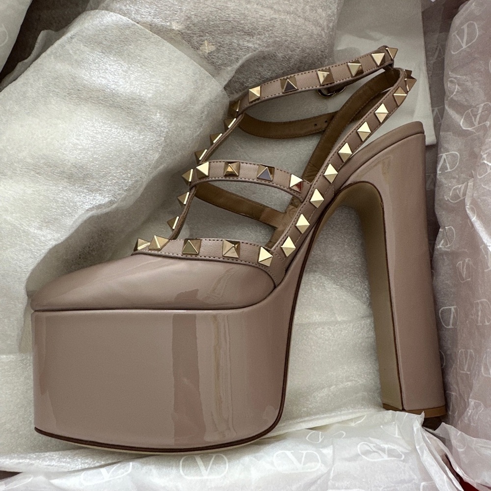Valentino Garavani Rockstud platform pump Authentic! Msrp $1400 size 37.5